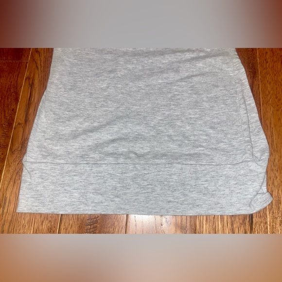 NWOT grey v- neck short sleeve shirt w a elastic waist to make more flattering - Picture 4 of 7